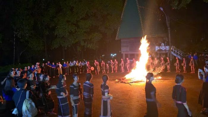  Chương trình đốt lửa trại, biểu diễn cồng chiêng khép lại ngày hội. Ảnh: Thanh Tịnh 