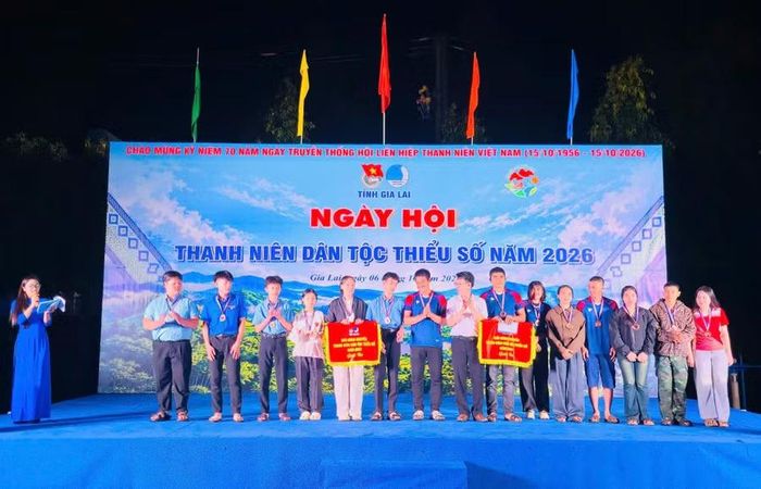  Ban Tổ chức trao giải cho các đội đạt thành tích cao. Ảnh: Thanh Tịnh 
