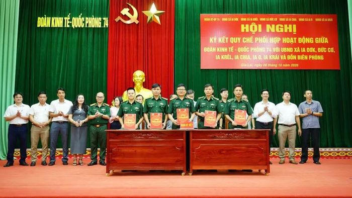  Đại diện Đoàn Kinh tế - Quốc phòng 74 ký kết quy chế phối hợp với các đồn Biên phòng. Ảnh: Vĩnh Hoàng 