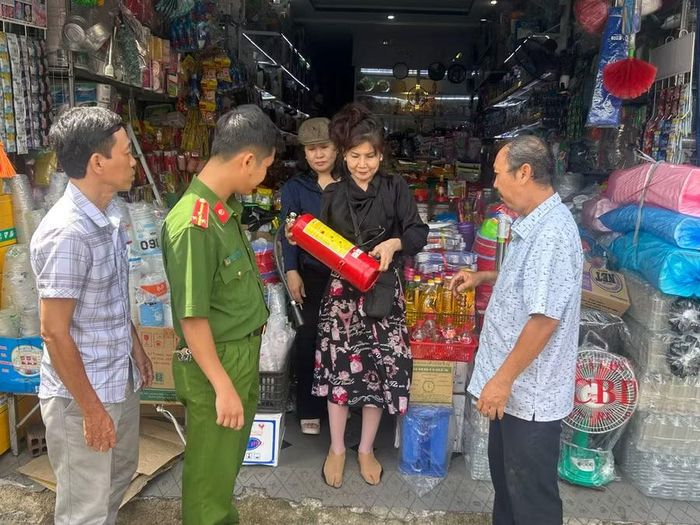  Người dân chủ động trang bị bình chữa cháy trong nhà để đảm bảo an toàn phòng cháy, chữa cháy. Ảnh: K.A 
