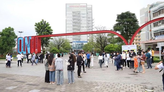  Trường Đại học Quy Nhơn được cấp giấy chứng nhận đạt tiêu chuẩn chất lượng giáo dục từ tháng 6-2023 đến 6-2028. Ảnh: H.Đ 