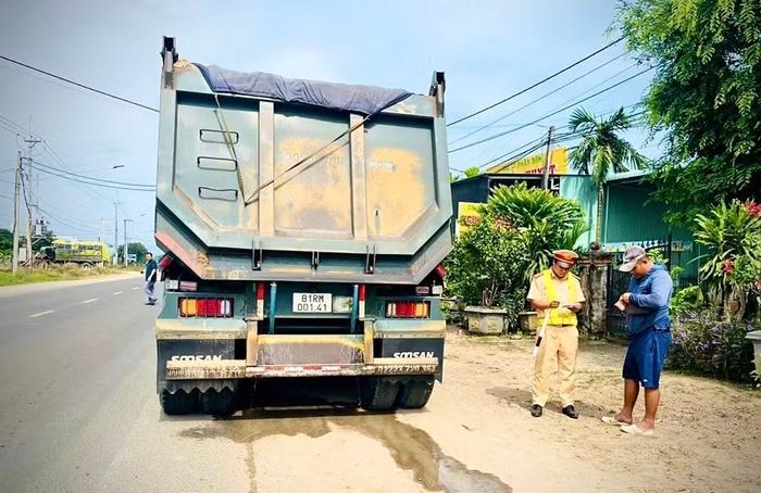  Đội CSGT đường bộ số 1 tổ chức tuần tra, kiểm soát các phương tiện vận tải trên quốc lộ 25. Ảnh: M.P 