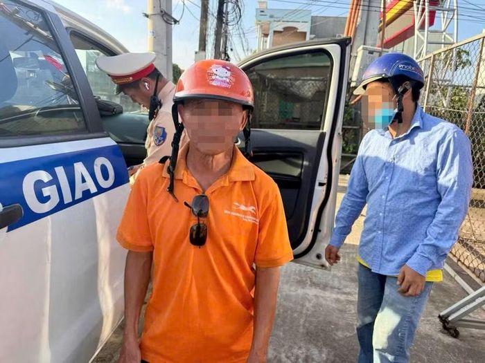 Trạm Cảnh sát giao thông Tuy Phước xử lý các trường hợp chạy xe máy ngược chiều tại quốc lộ 1 qua địa bàn xã Tuy Phước. Ảnh: Đình Hải