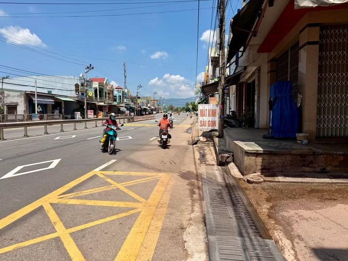  Hành vi chạy ngược chiều diễn ra thường xuyên tại ngã ba Quốc lộ 1 - Nguyễn An Ninh (xã Bình Dương). Ảnh: N.C 