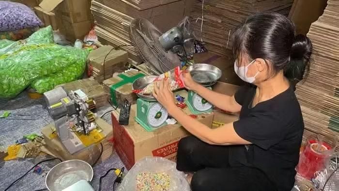 Đạt thu mua bánh, kẹo nguyên liệu từ nhiều nguồn trong nước về cho nhân viên đóng gói bao bì in thông tin, mã vạch hàng hóa xuất xứ từ Hàn Quốc, Nhật Bản, Thái Lan, Indonesia...