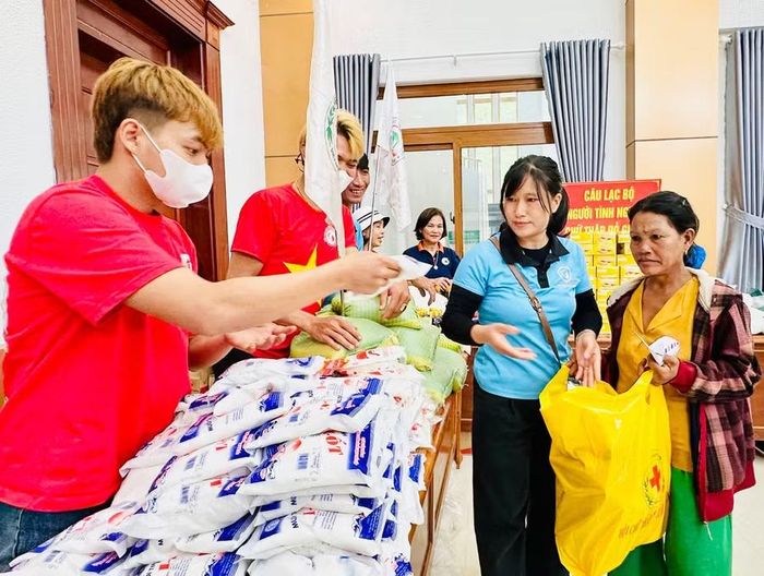 Tháng cao điểm “Vì người nghèo” năm 2026 được triển khai nhằm tiếp tục phát huy tinh thần tương thân, tương ái, huy động cộng đồng trong chăm lo người nghèo, góp phần thực hiện mục tiêu giảm nghèo bền vững. Ảnh: Như Nguyện
