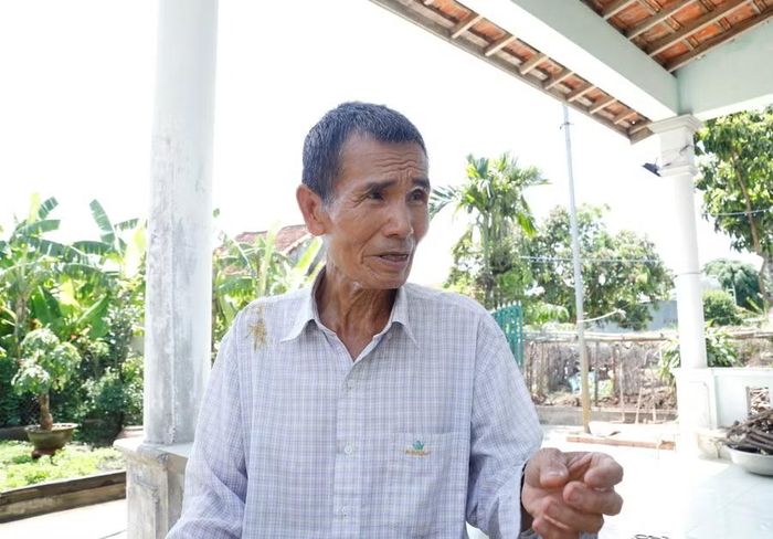 Ông Lâm Đoài (75 tuổi, trú thôn Bình Thành, xã Tuy Phước Đông) kể lại những thông tin về khu vực nghi có hài cốt liệt sĩ mà ông ghi nhớ từ nhiều năm trước. Ảnh: H.P