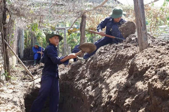 Chiến sĩ đội K52 cật lực đào tìm, quy tập hài cốt liệt sĩ tại khu vực có nguồn tin do người dân cung cấp. Ảnh: H.P