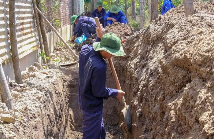 Quá trình tìm kiếm bước đầu phát hiện dấu tích hào công sự, song chưa tìm thấy hài cốt liệt sĩ. Ảnh: H.P