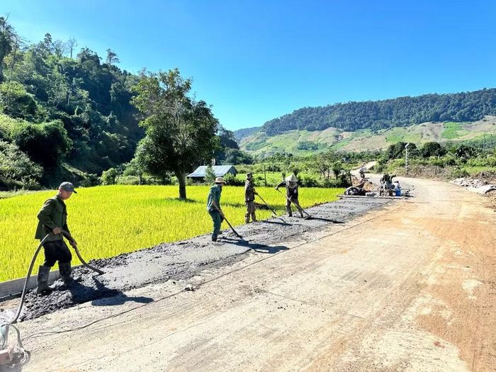  Nhà thầu hoàn thiện một số hạng mục phát sinh trên tuyến đường liên xã. Ảnh: C.H 