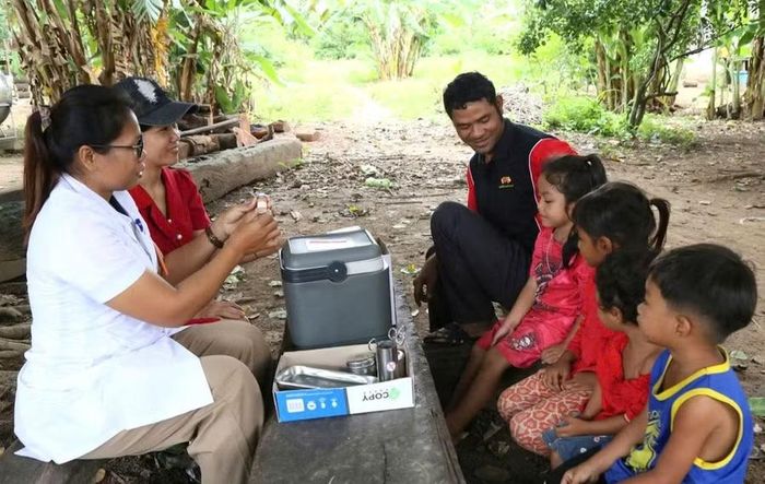 Người dân được cán bộ Trạm Y tế xã Buôn Đôn tư vấn, giới thiệu về vắc xin để tiêm cho trẻ