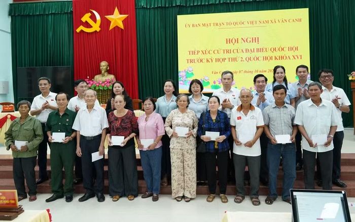  Đoàn đại biểu Quốc hội tỉnh trao tặng quà cho các gia đình chính sách tiêu biểu trên địa bàn xã Vân Canh. Ảnh: N.H 