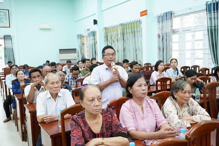  Cử tri xã Vân Canh nêu kiến nghị với các đại biểu Quốc hội. Ảnh: N.H 