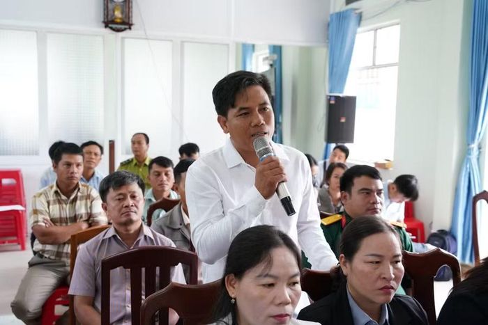  Cử tri xã Canh Liên phát biểu ý kiến, kiến nghị tại hội nghị. Ảnh: N.H 