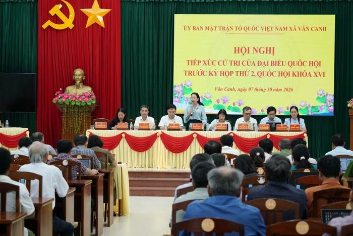  Quang cảnh buổi tiếp xúc cử tri tại xã Vân Canh. Ảnh: N.H 