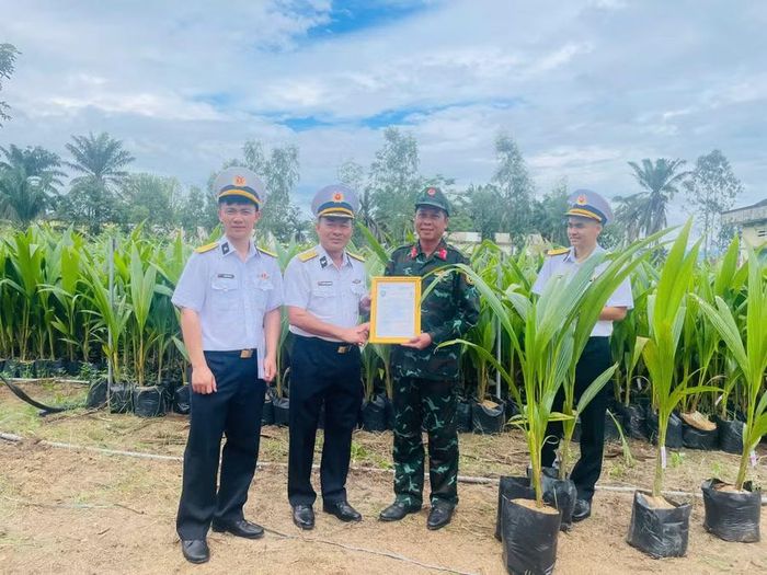  Đại tá Nguyễn Trung Quảng (thứ 2 từ trái sang) - Phó Chủ nhiệm Hậu Cần kỹ thuật, Bộ Tư lệnh Vùng 4 Hải quân trao thư cảm ơn cho Bộ CHQS tỉnh Gia Lai. Ảnh: Phi Long 