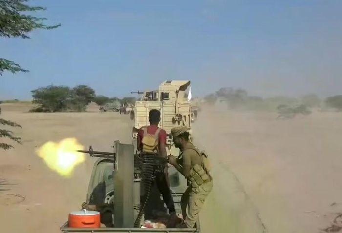  Lực lượng chính phủ khai hỏa trong xung đột với Houthi tại Yemen trong hình ảnh đưa ra hôm 6-10 Ảnh: AP 