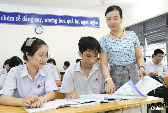 Em Hoàng Hồng Sơn được cô giáo tận tình hướng dẫn trong giờ học.