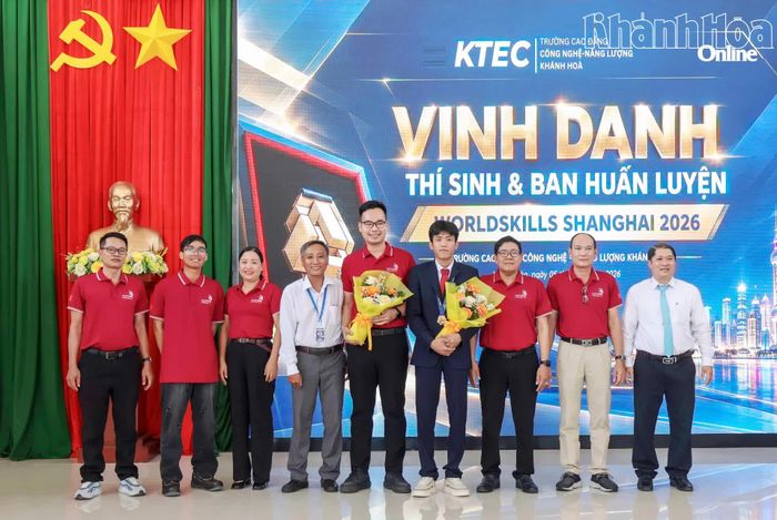 Lãnh đạo nhà trường, ban huấn luyện và sinh viên Ông Phú Quy chụp hình lưu niệm tại lễ vinh danh sau Kỳ thi Kỹ năng nghề thế giới 2026.