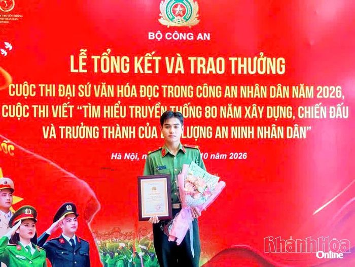 Trung sĩ Nguyễn Thế An Ninh đạt giải C với tác phẩm "Đại sứ văn hóa đọc trong Công an nhân dân: Sách và ước mơ vươn xa".