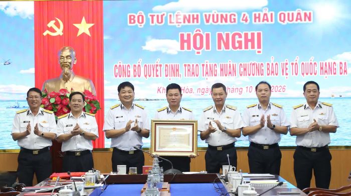 Thủ trưởng Bộ Tư lệnh Vùng 4 Hải quân chúc mừng Đại tá Nguyễn Xuân Quân.