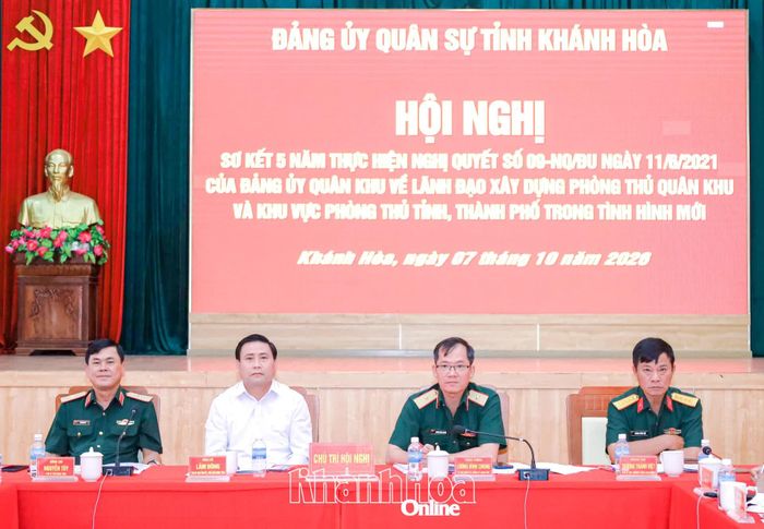 Thiếu tướng Lương Đình Chung và đồng chí Lâm Đông dự hội nghị.