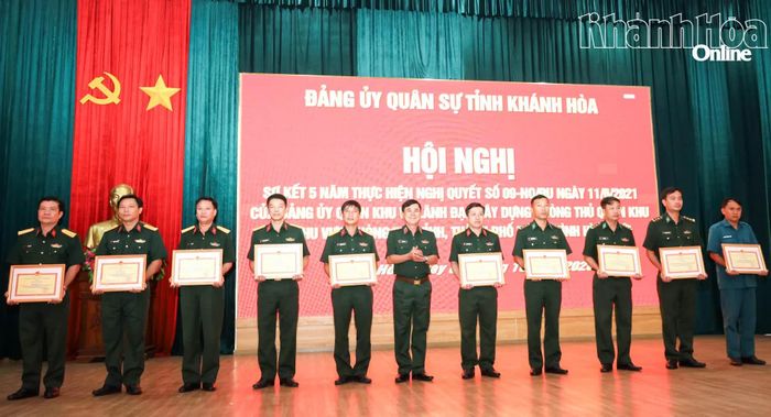Thiếu tướng Nguyễn Túy trao giấy khen cho các tập thể.