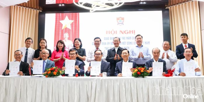Đại diện Ủy ban Đoàn kết Công giáo các tỉnh, thành phố miền Trung ký kết giao ước thi đua năm 2027.