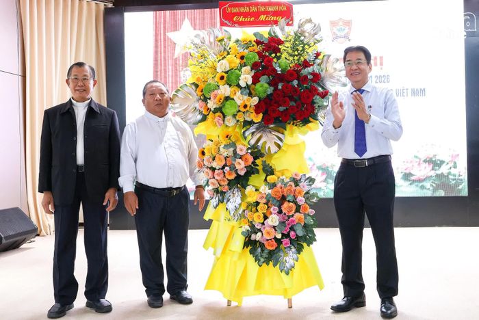 Đồng chí Nguyễn Long Biên tặng hoa chúc mừng hội nghị. 