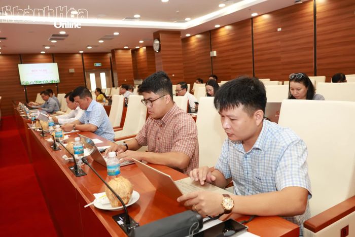 Các nhà báo dự hội nghị.