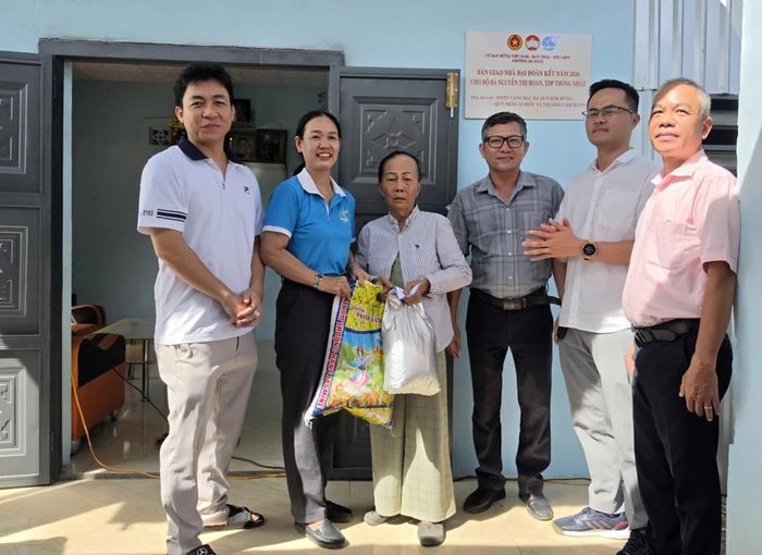 Đại diện các đơn vị bàn giao nhà và tặng quà cho gia đình bà Nguyễn Thị Hoan.