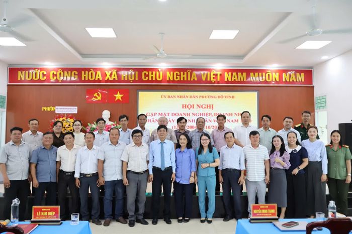 Các đại biểu chụp hình lưu niệm.