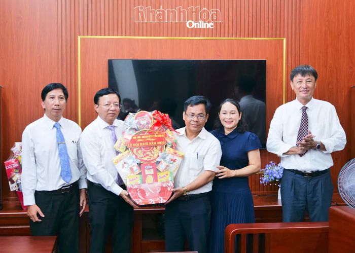 Phó Chủ tịch UBND tỉnh Lê Huyền trao quà chúc mừng ông Quảng Thúc Đoan.