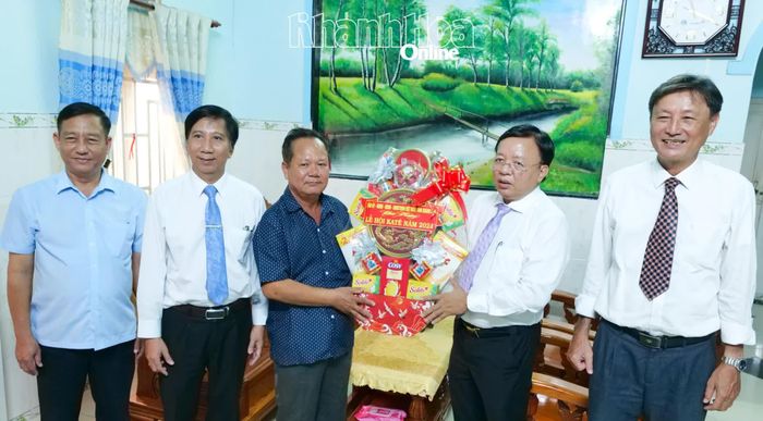 Phó Chủ tịch UBND tỉnh Lê Huyền trao quà chúc mừng ông Bá Bình Yên.