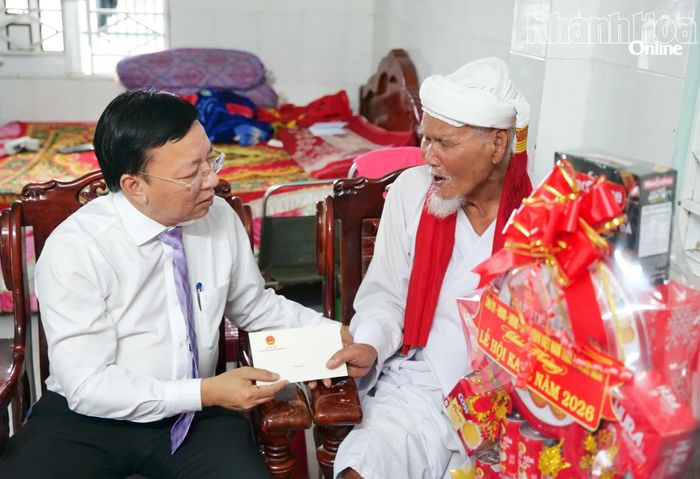 Phó Chủ tịch UBND tỉnh Lê Huyền trao quà chúc mừng Cả sư Hán Đô.