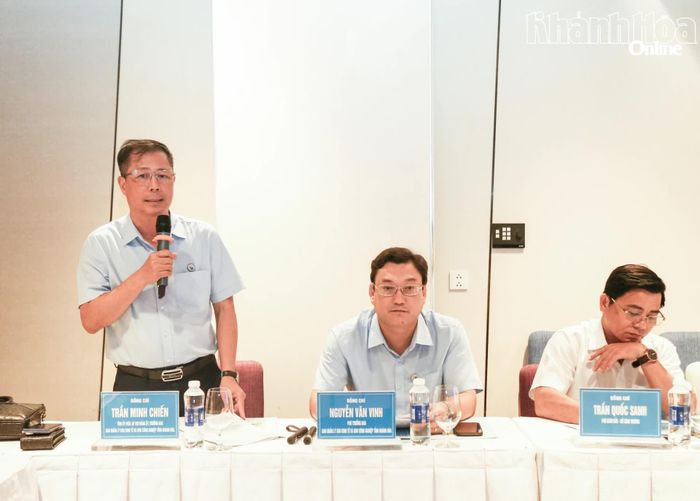 Lãnh đạo Ban Quản lý Khu Kinh tế và khu công nghiệp tỉnh báo cáo tại buổi làm việc.