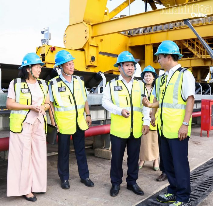 Đồng chí Lâm Đông và đoàn công tác tham quan tại Nhà máy Nhiệt điện BOT Vân Phong 1.
