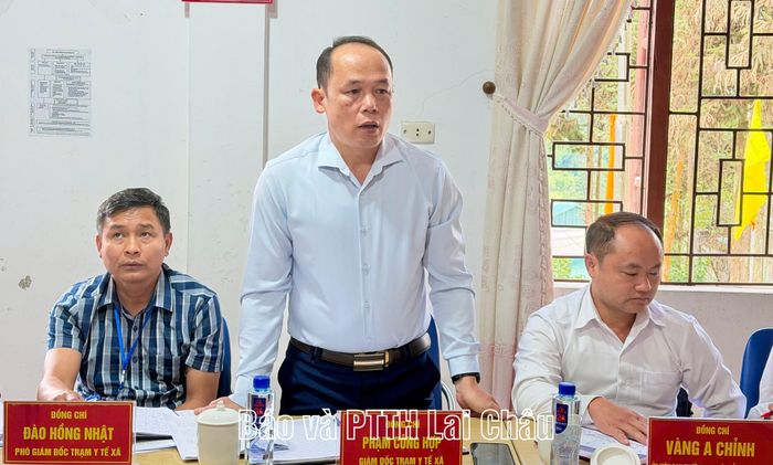 Bác sĩ Phạm Công Hợp - Giám đốc Trạm Y tế xã Dào San báo cáo thực trạng hoạt động của đơn vị.