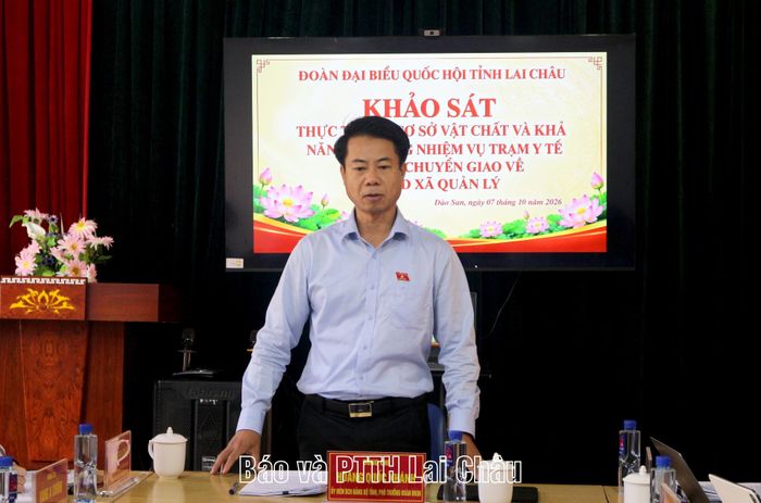 Đồng chí Hoàng Quốc Khánh - Phó Trưởng Đoàn chuyên trách Đoàn bại biểu Quốc hội tỉnh phát biểu kết luận buổi khảo sát.