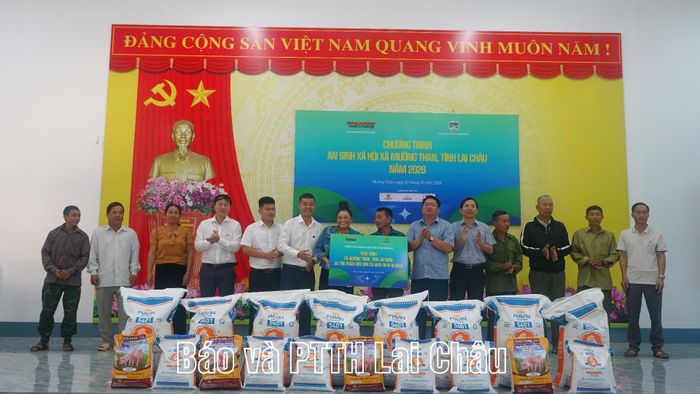 Lãnh đạo Báo Nông nghiệp và Môi trường, các đơn vị đồng hành và xã trao 30 tấn phân bón NPK Cà Mau 18-8-18 Gold cùng 10.000 con gà giống Mavin và 2,5 tấn thức ăn chăn nuôi cho các hộ dân.