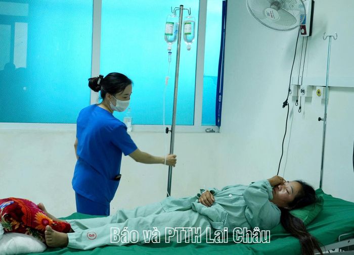 Các bệnh nhân ngộ độc do ăn nấm lạ được các bác sĩ BVĐK tỉnh cứu chữa kịp thời. 