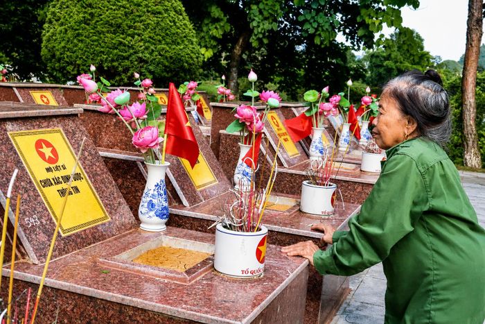 Những phần mộ được nâng cấp khang trang, sạch đẹp an ủi phần nào những mất mát đau thương của các gia đình thương binh liệt sĩ. 