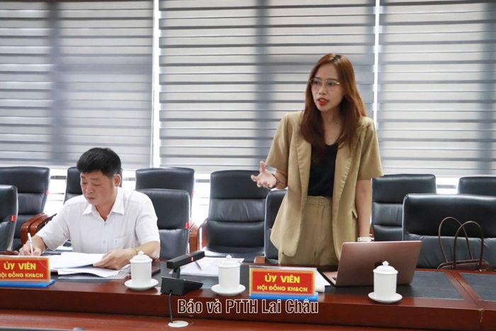Đại diện Công ty cổ phần Đầu tư Kỷ Nguyên Mới Việt Nam báo cáo kết quả triển khai thử nghiệm mô hình “Tri thức hóa văn bản lưu”.
