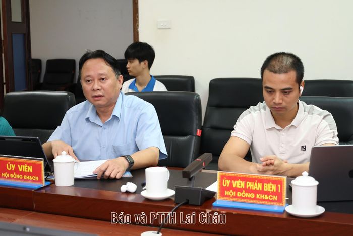 Đại biểu dự phiên họp hội đồng đánh giá.