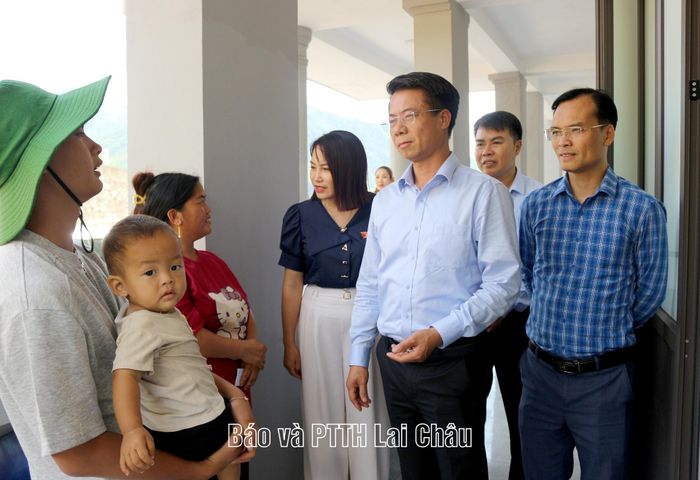 Đoàn khảo sát trao đổi, thăm hỏi người dân khi đến Trạm Y tế xã Khổng Lào khám, chữa bệnh. 