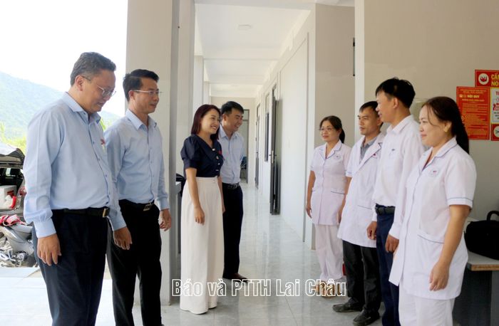 Đoàn khảo sát của Đoàn đại biểu Quốc hội tỉnh trao đổi với cán bộ y tế xã Khổng Lào. 