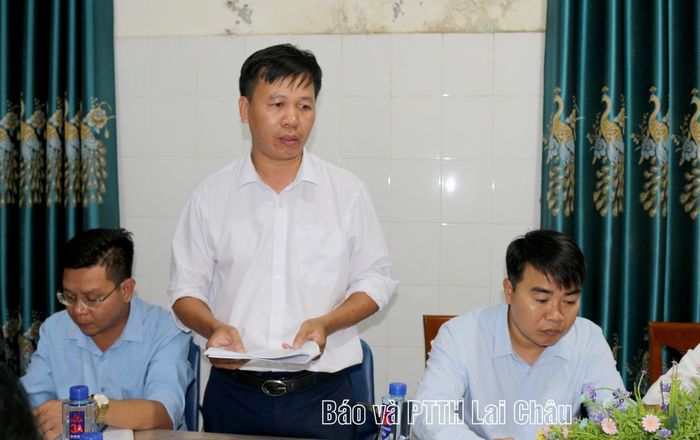 Bác sĩ Nguyễn Viết Tuyên - Giám đốc Trạm Y tế xã Khổng Lào báo cáo thực trạng cơ sở vật chất và khả năng đáp ứng nhiệm vụ của đơn vị.