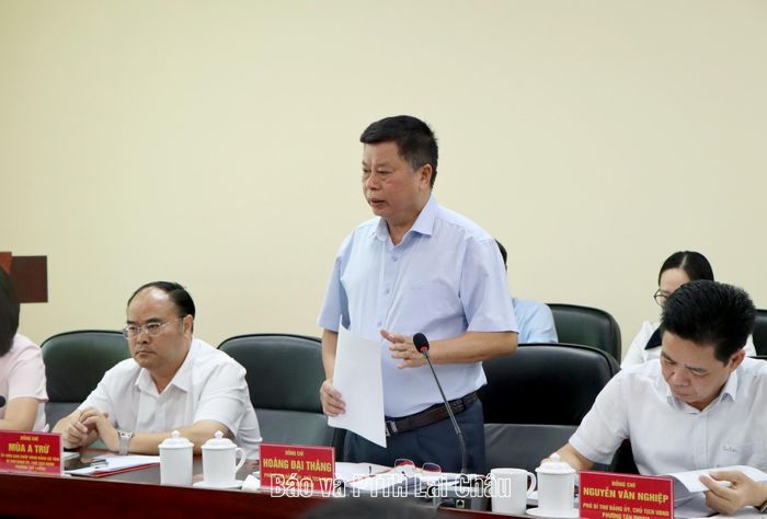 Lãnh đạo Đảng ủy, UBND phường Đoàn Kết báo cáo nội dung với đoàn công tác tại buổi làm việc.
