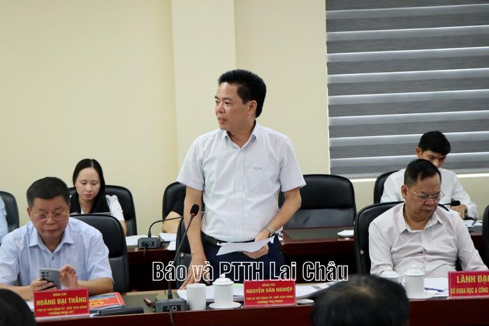 Lãnh đạo Đảng ủy, UBND phường Tân Phong báo cáo với đoàn công tác tại buổi làm việc.