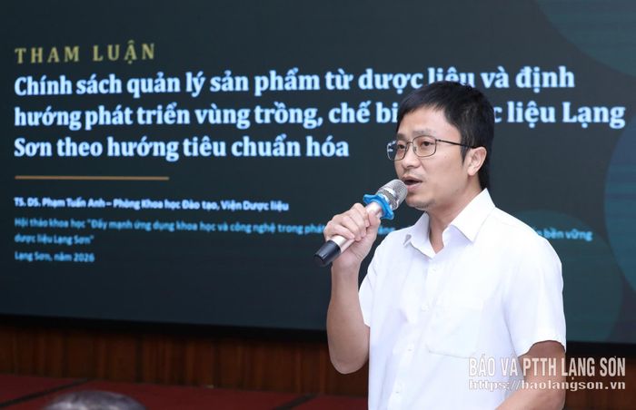 Đại diện Viện Dược liệu phát biểu tham luận tại hội thảo